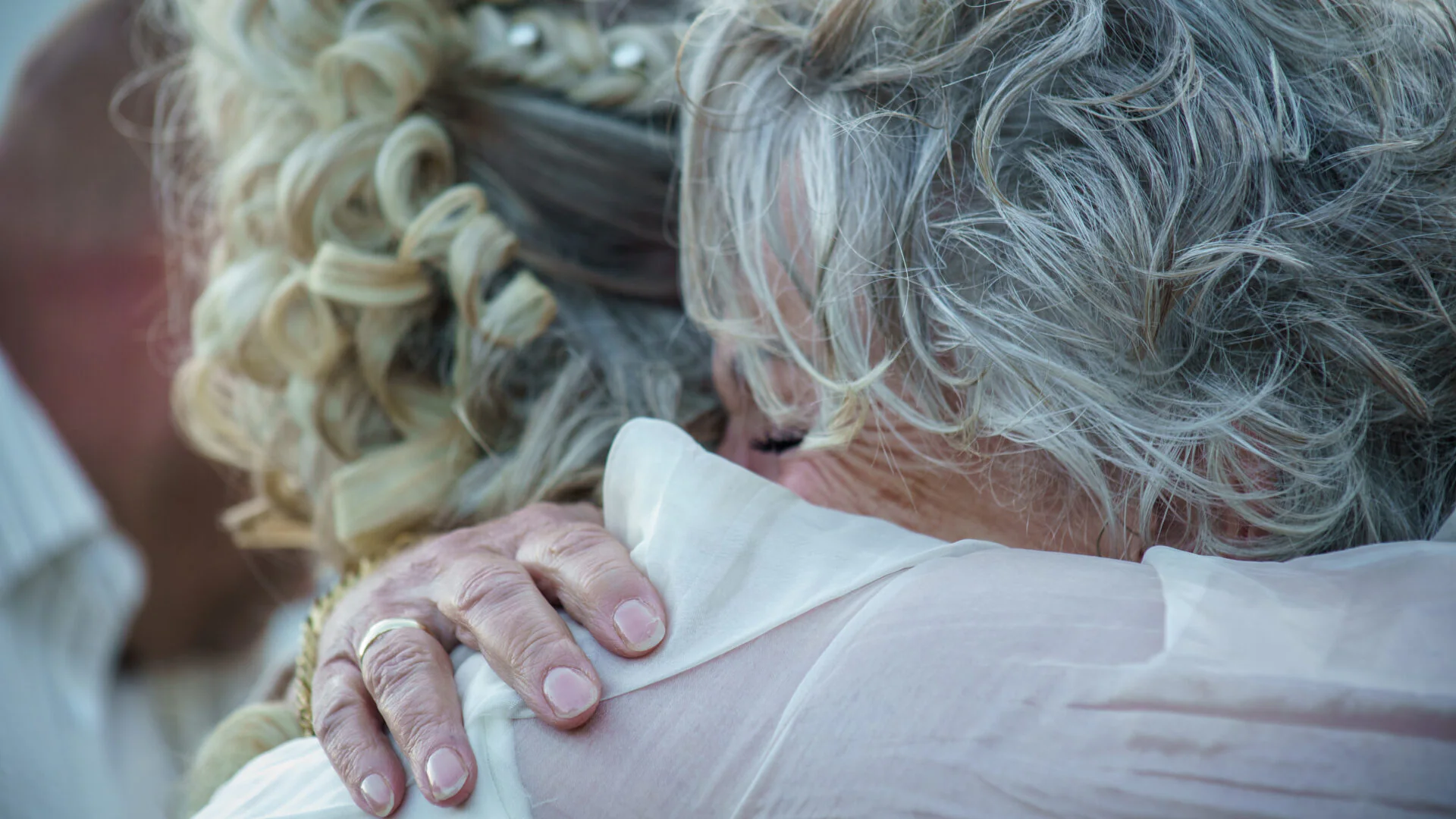 Close-up van twee mensen tijdens een persoonlijk en emotioneel moment